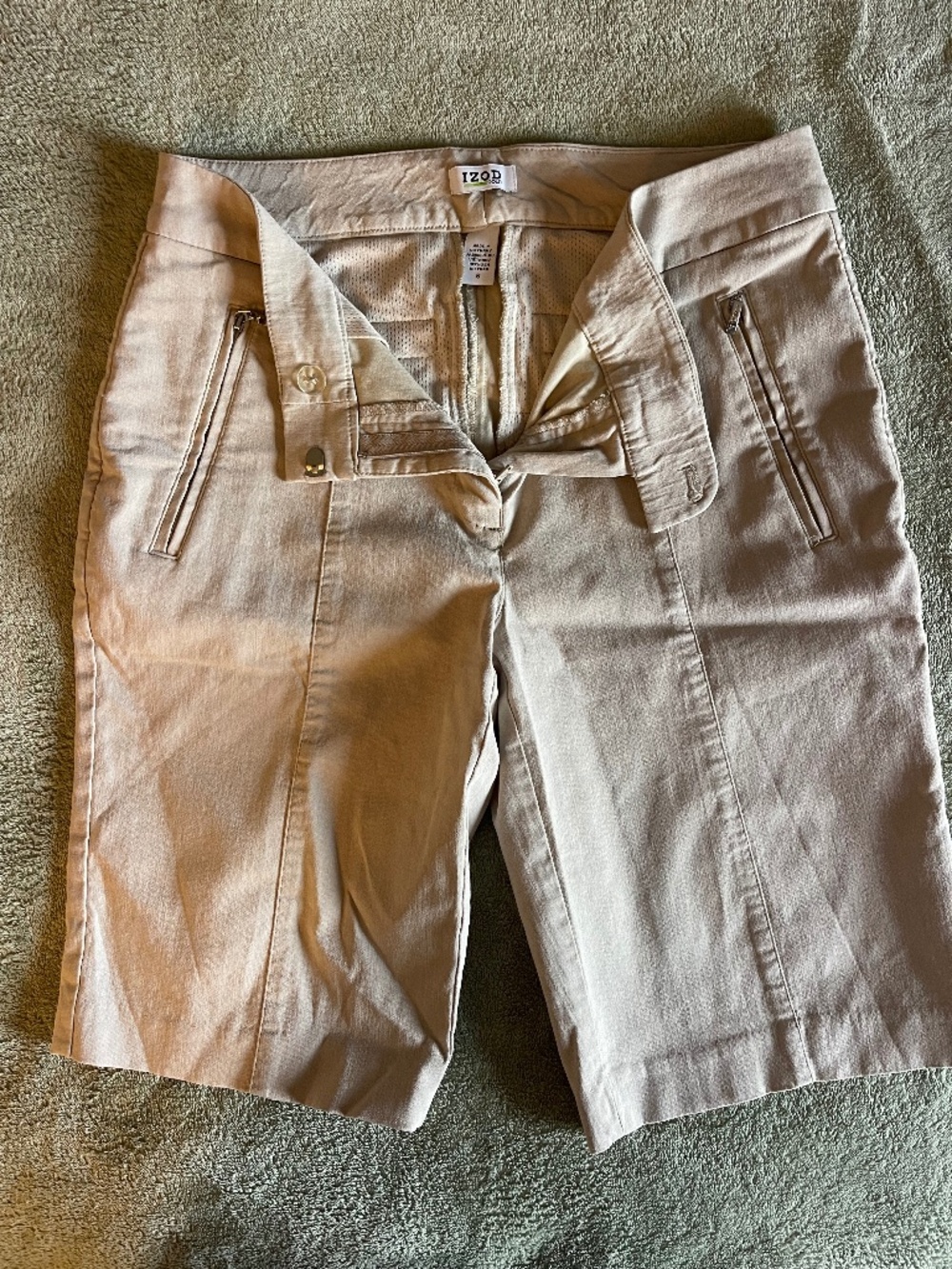 IZOD Ladies Bermuda Shorts (Khaki Color) sized 6